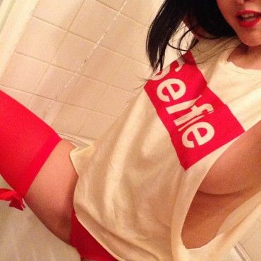 Photo Set: Red Selfie Outfit