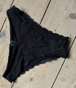 Cotton full back black panties with lace trim