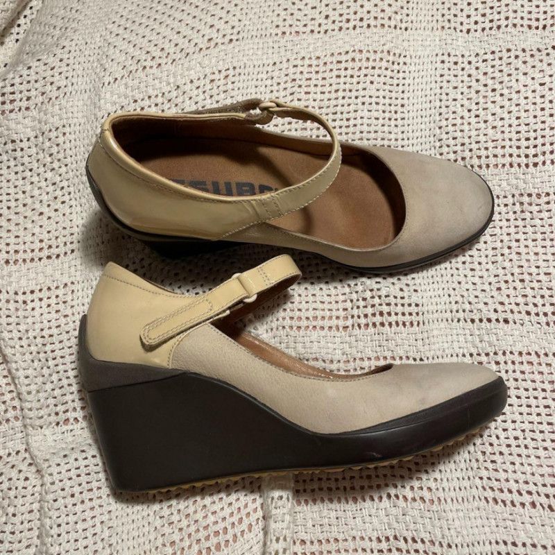 Used Tan Wedge Heel Shoes