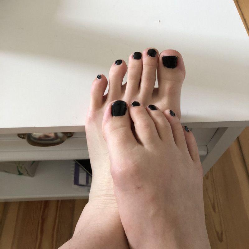 Black nailpolish