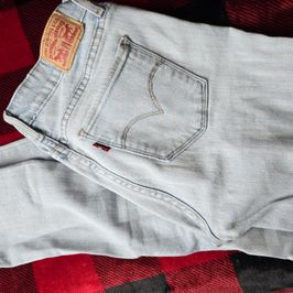 Very worn in denim light colored 711 skinny jeans levis