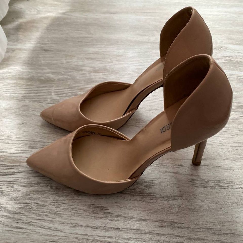 Beige patent heeled shoes