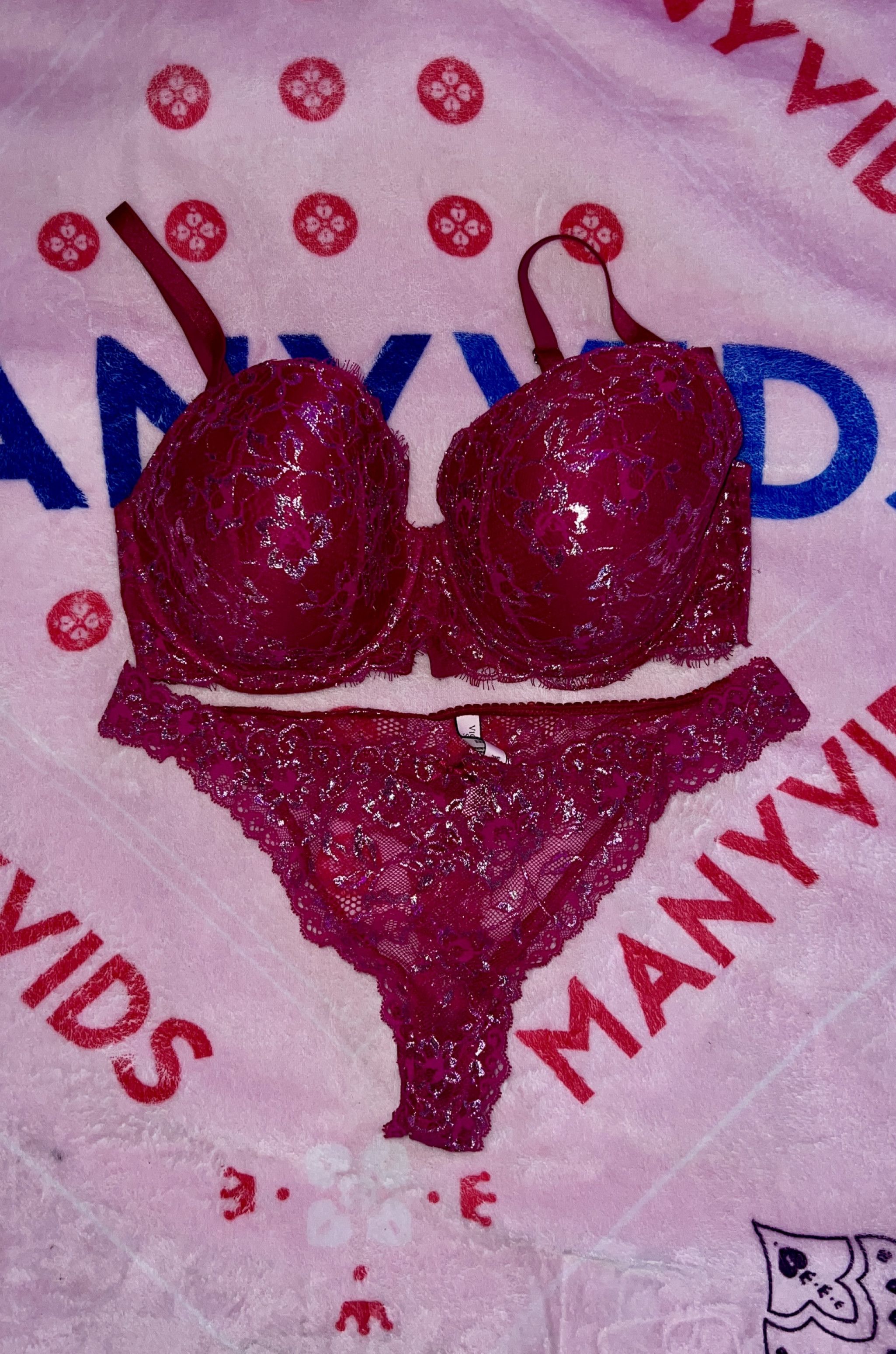 VS Dream Angel Shiny Magenta Bra an Lacie Panty Set