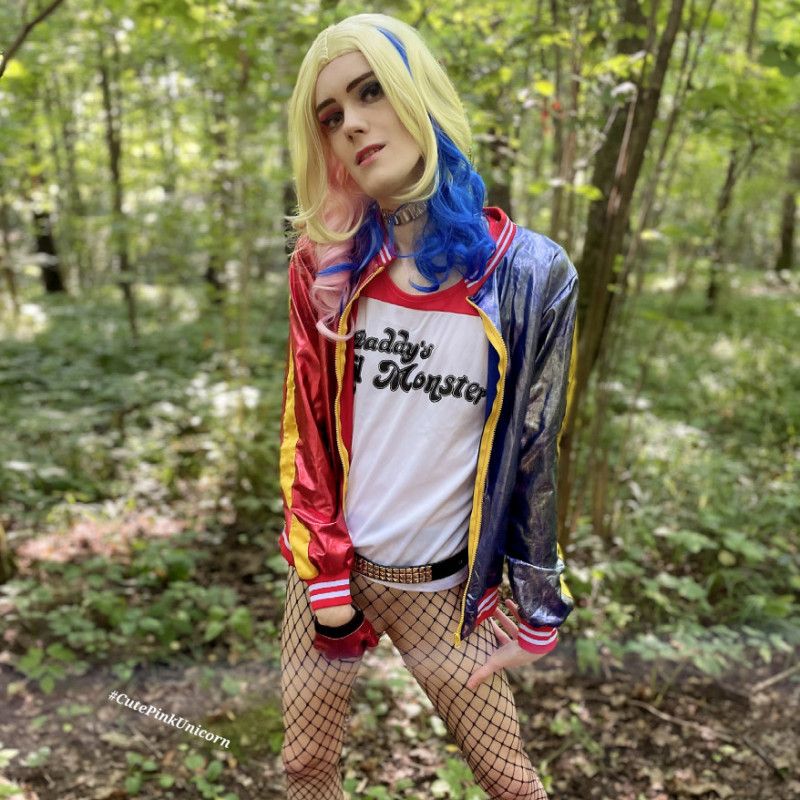 Harley Quinn outdoor photoset