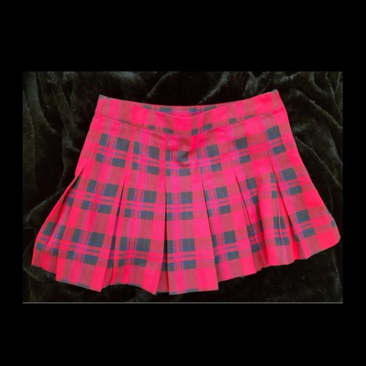 Tartan skirt from Susan Ayn scene