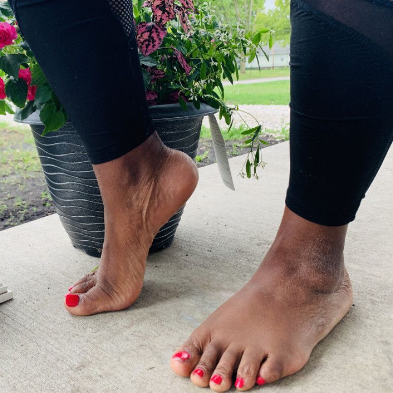 Pink toes with pink flowers