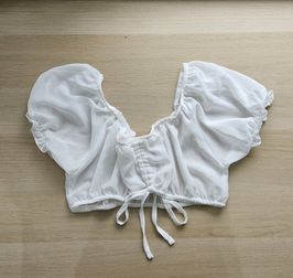 Sweaty white cropped top with bow and ruffles