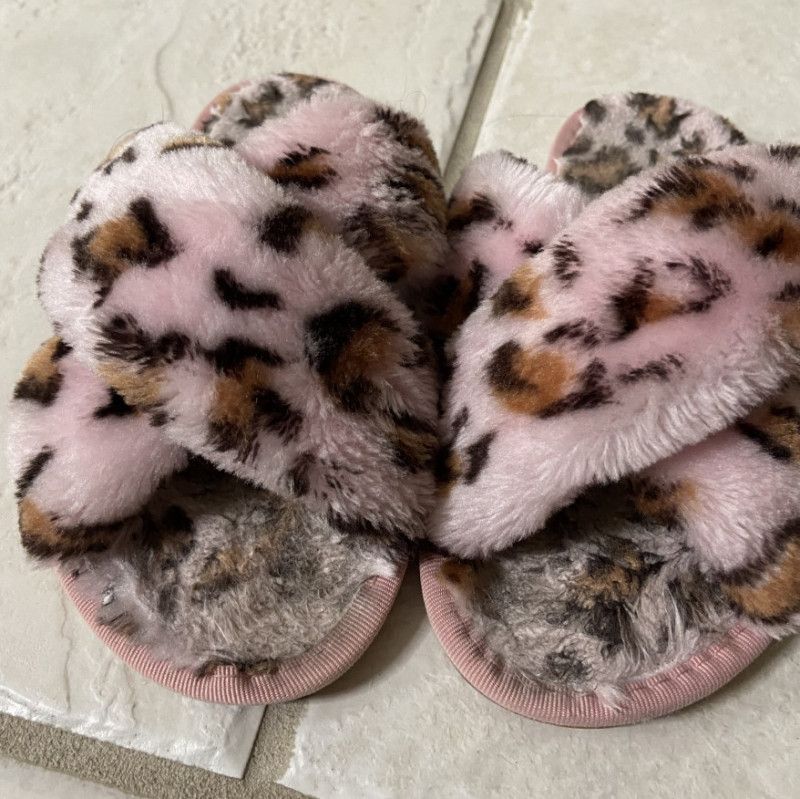 SUPER Worn Pink Faux Fur House Shoes