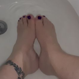 Purple toenails in clear bathwater