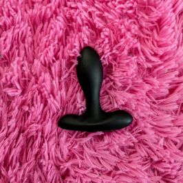 Vibrating butt plug