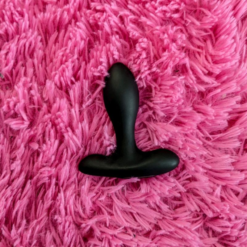 Vibrating butt plug