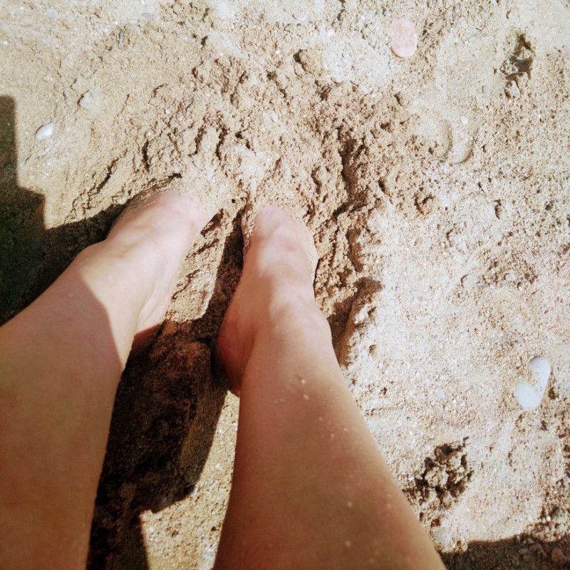 15 Pics Bare feet in sand