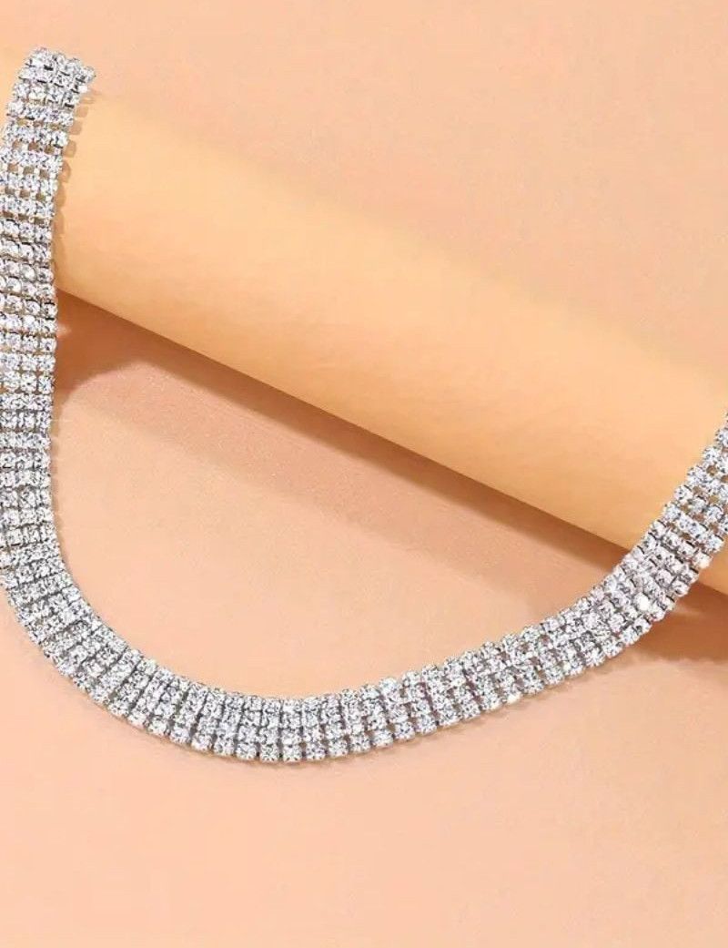 Elegant Rhinestone Choker Necklace  Silvery Plated Sophistie