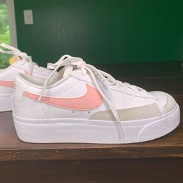 WHITE NIKE PINK LOGO