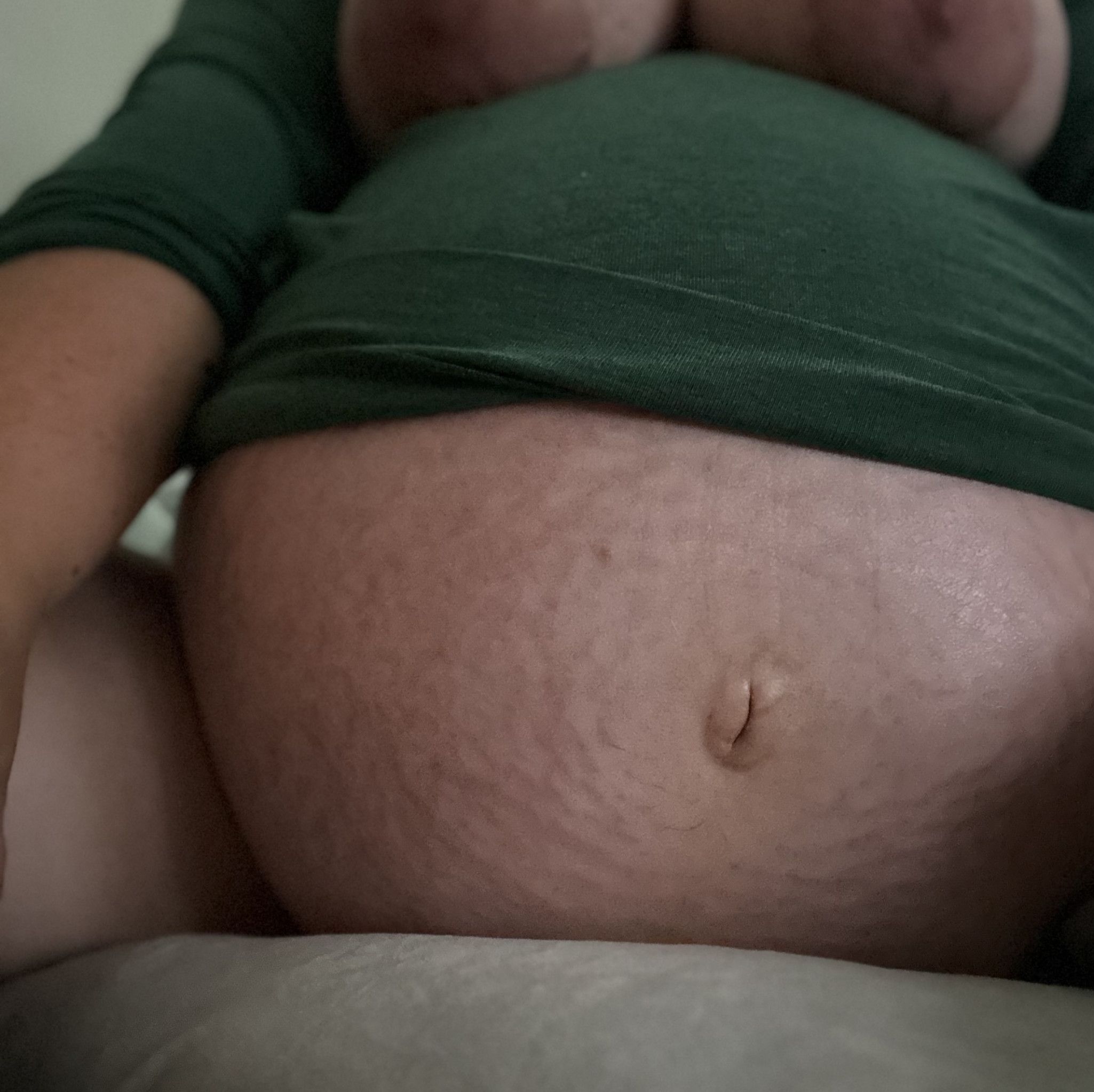 Photos of big pregnant belly two weeks before birth