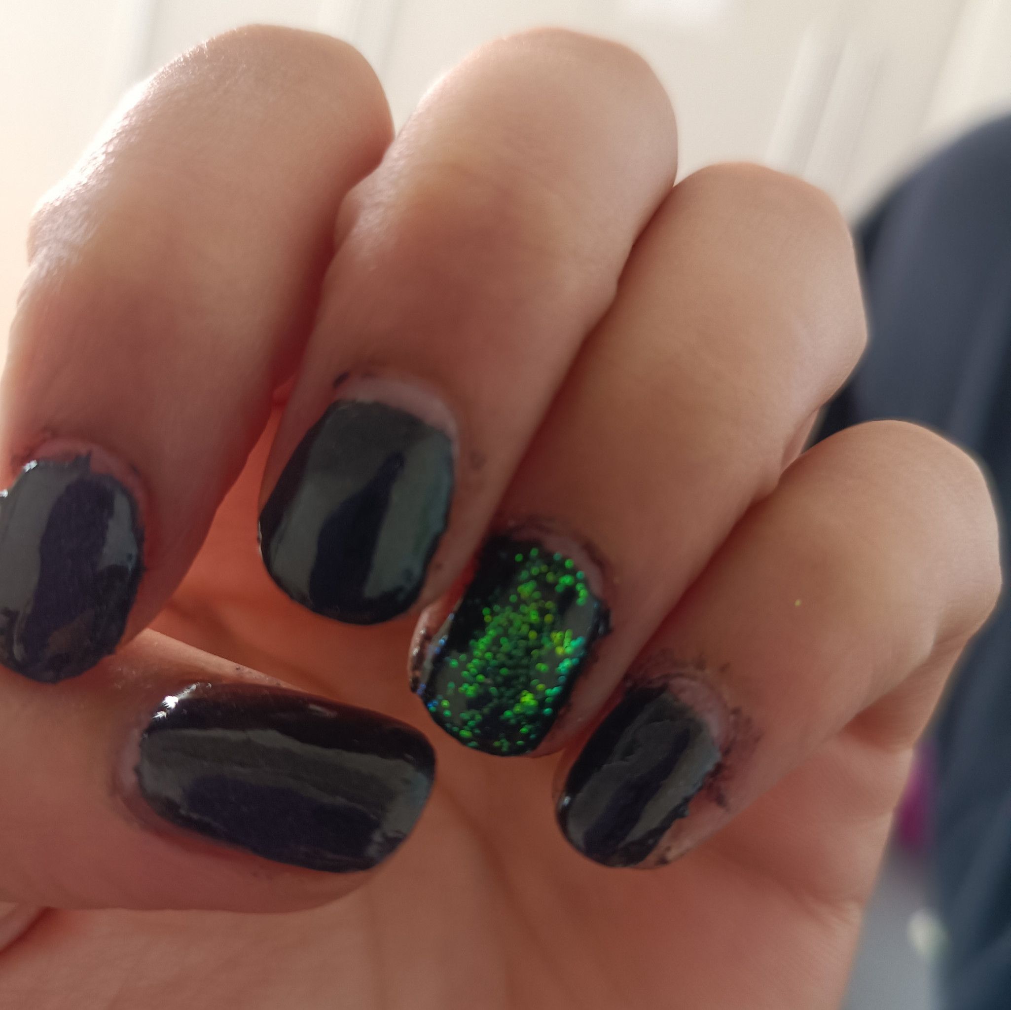 Help me doing my nails!