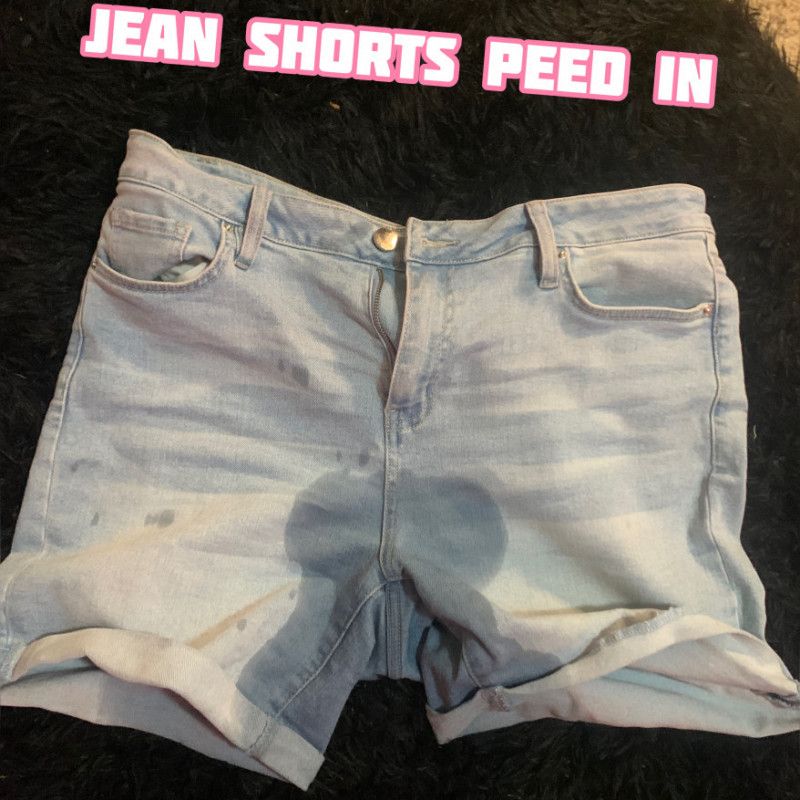 JEAN SHORTS PEED IN