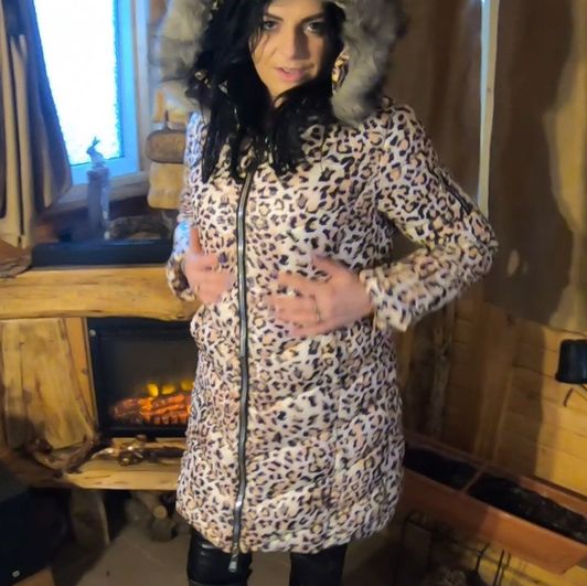shiny and fluffy jacket leopard style