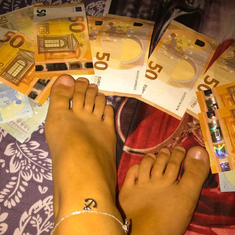 Put your money at my feet