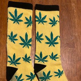 Yellow 420 tube style w grn leaves  blk heel