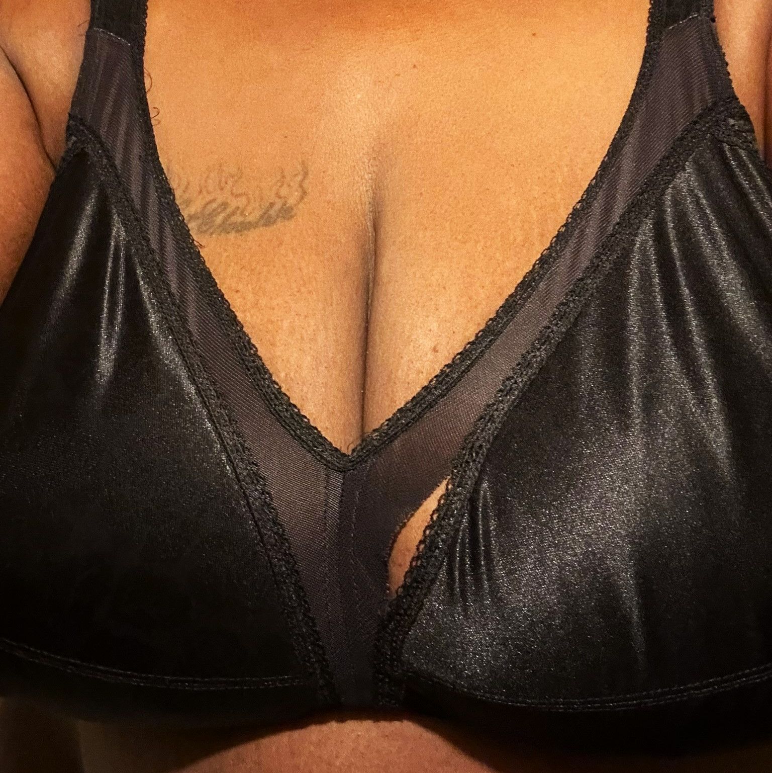 Black shiny 46DDD bra w the hole in it