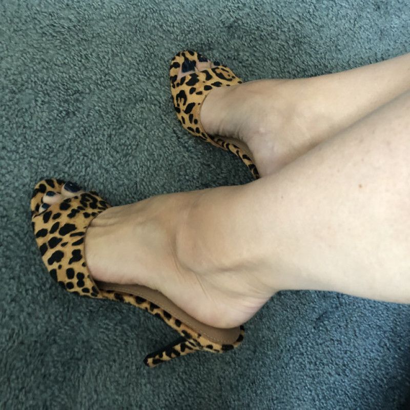 Well Worn size 8 Leopard Mules