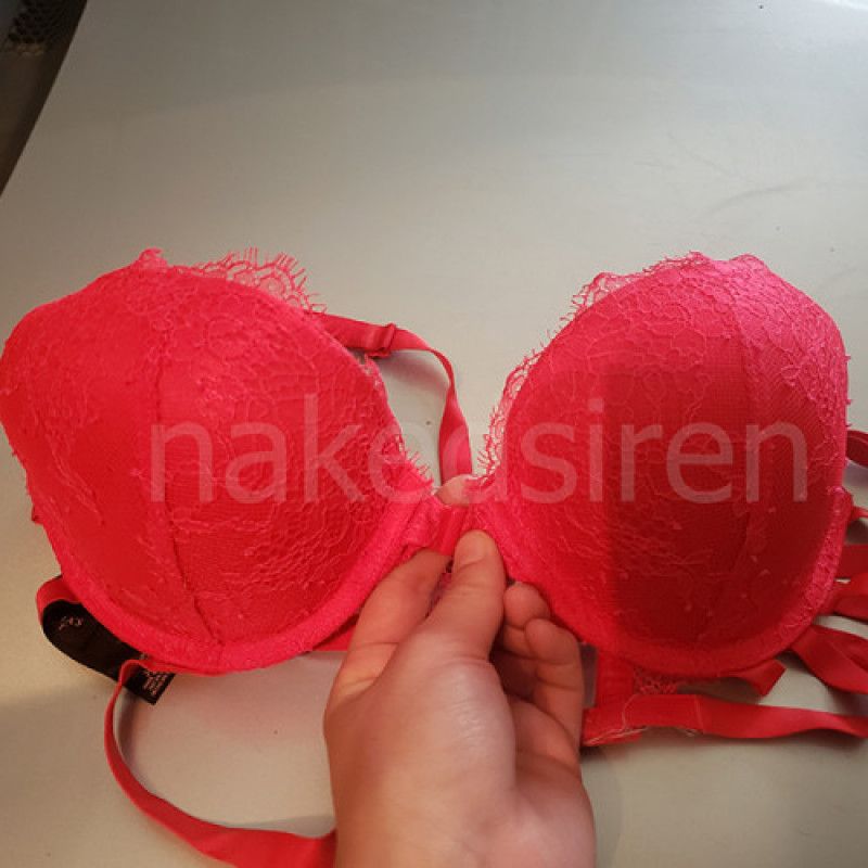 Red push up bra