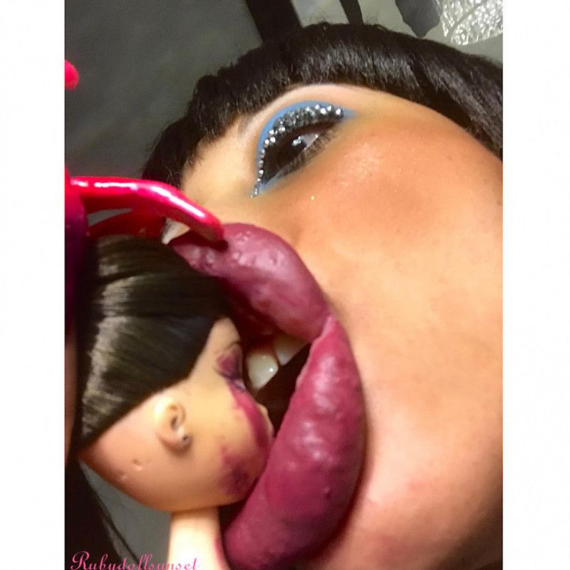 35 Pics: Larger Lips Doll Head Kisses 20