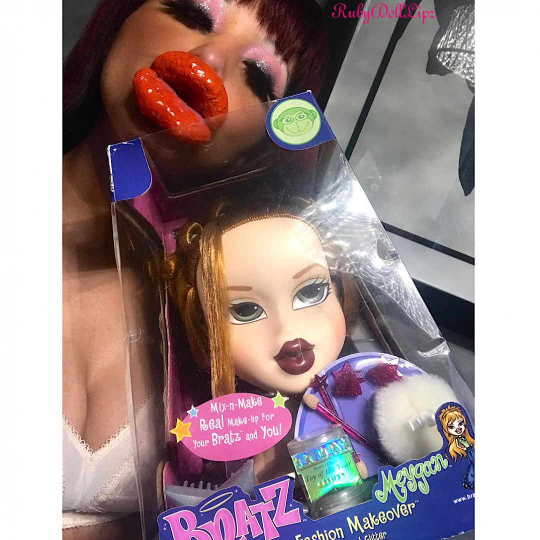 36 Pics: Larger Lips Doll Head Kisses 26