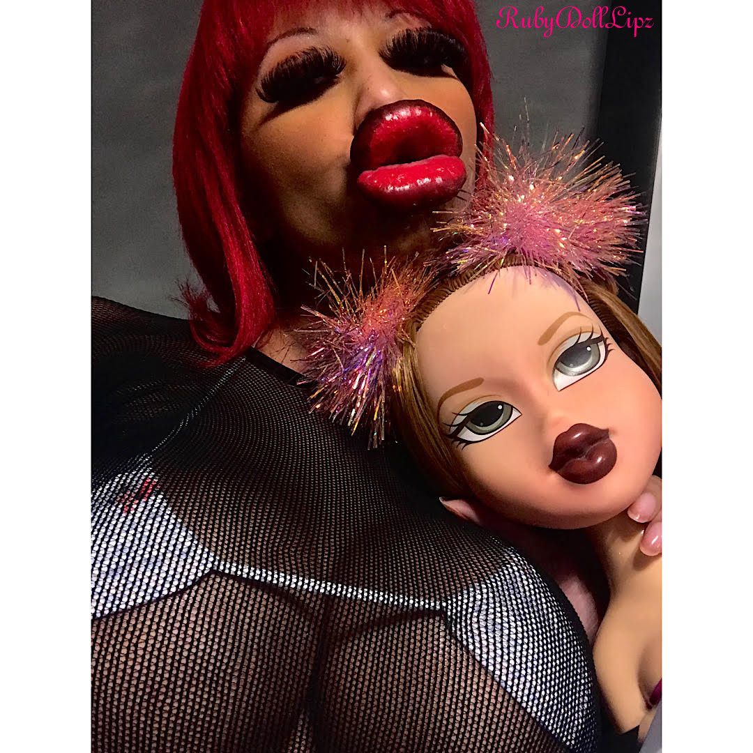 38 Pics: Larger Lips Doll Head Kisses 35