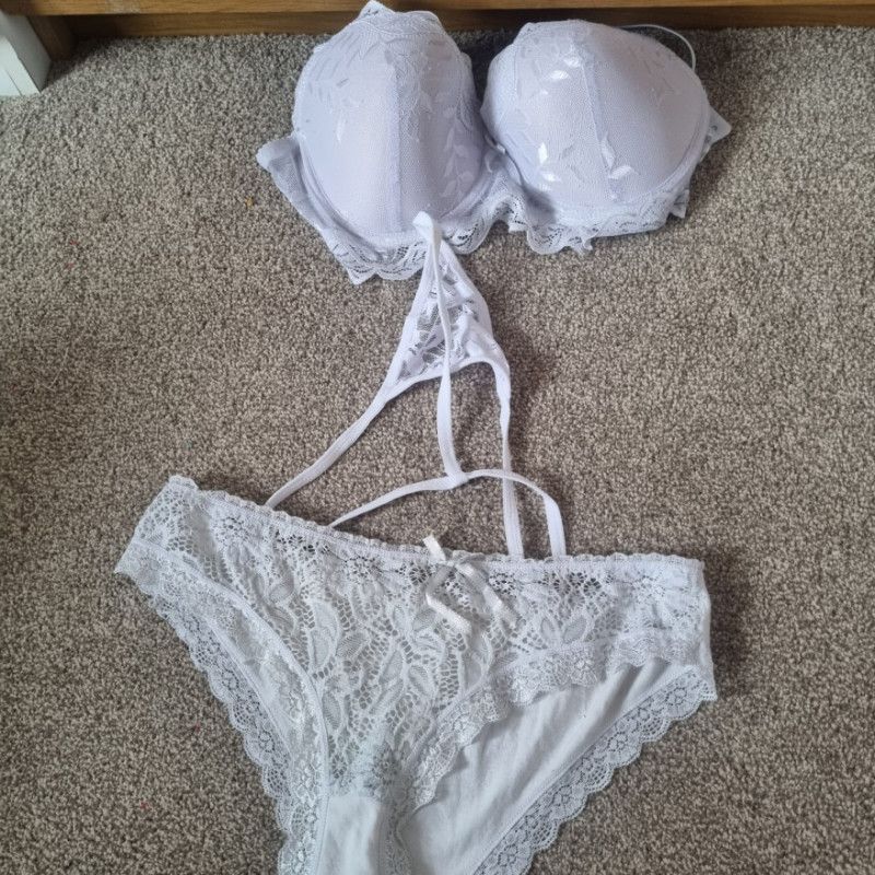 Bra set with 2 pairs of panties