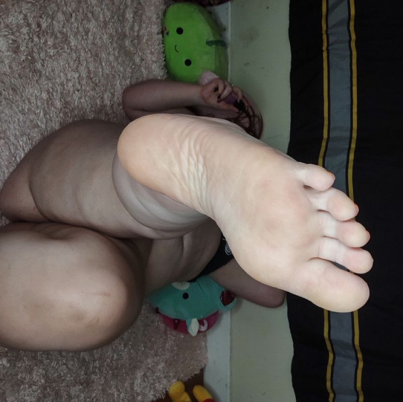 Feet and pussy