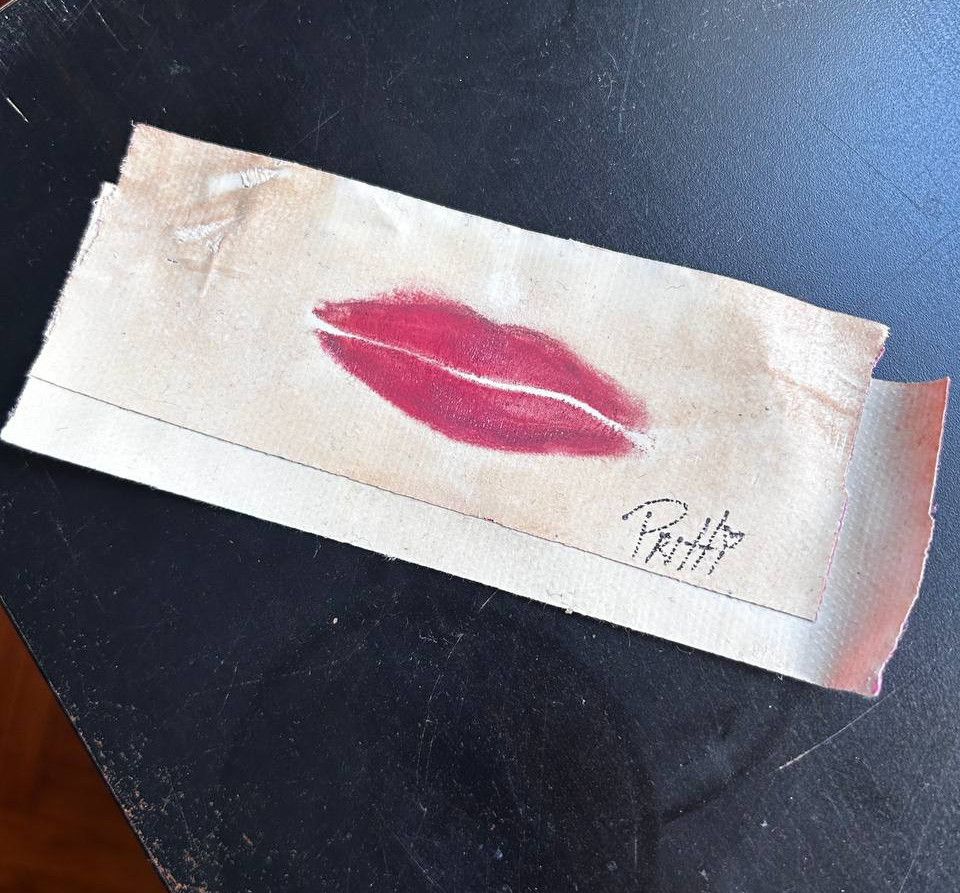 Gag signed and marked with Pritti lipstick!!!