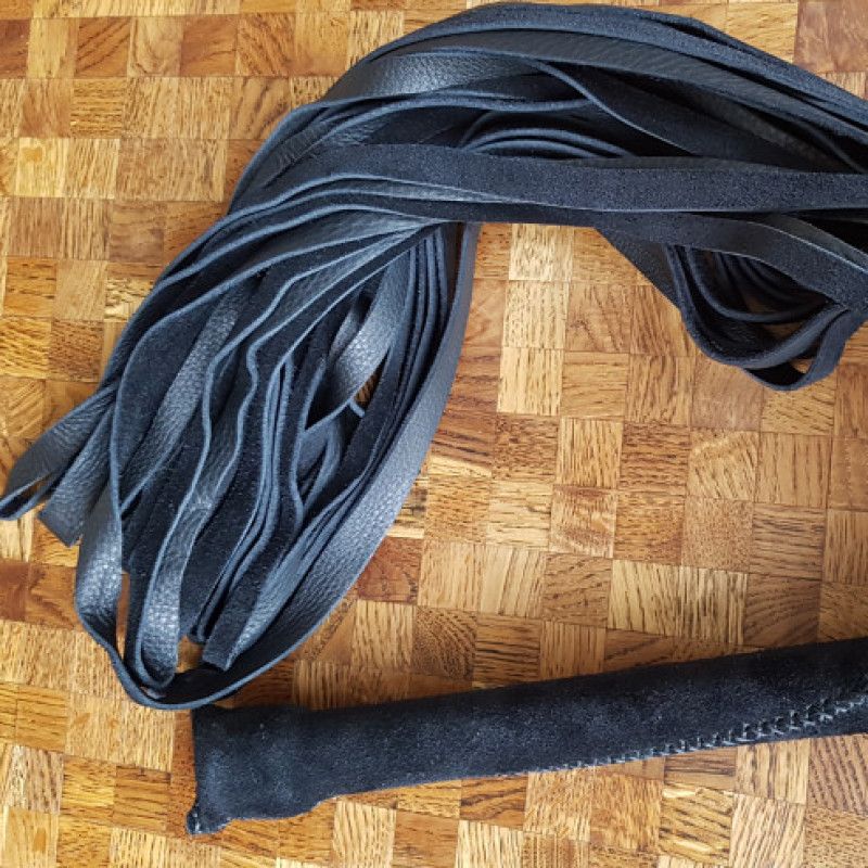 Looped Swivel Head Flogger Unique