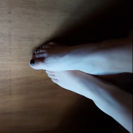 Pale feet