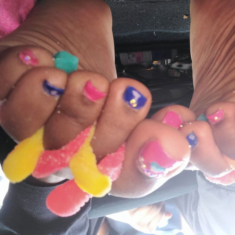 Gummies and feet pics