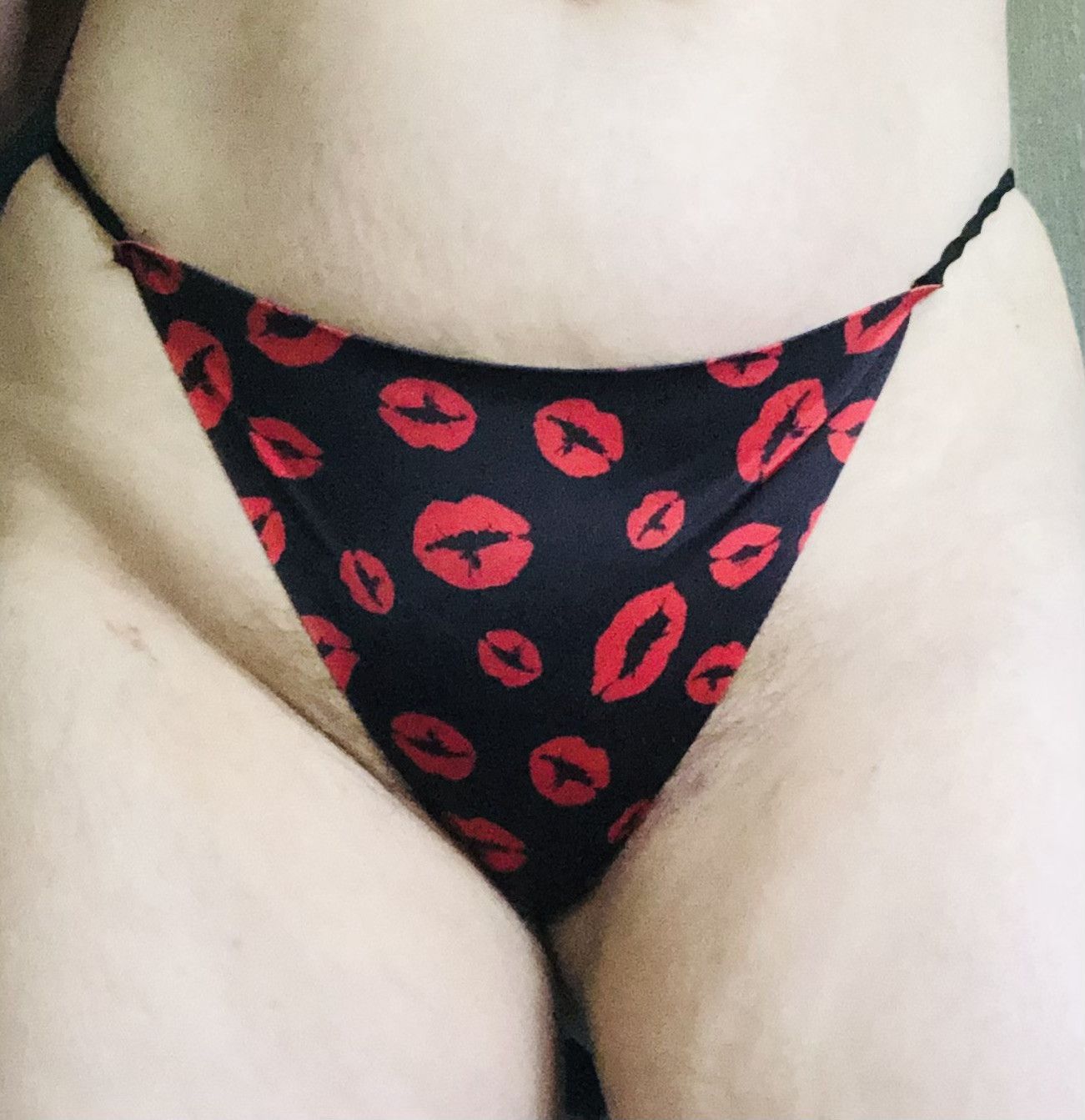 Black an red lips thong size medium