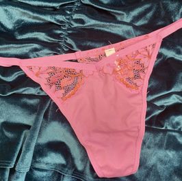 Pink thong with lace flowers