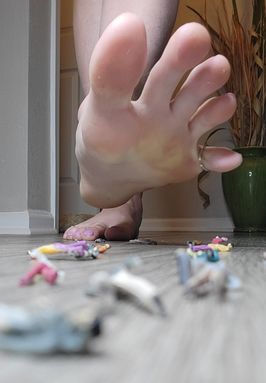 Giantess 10 Photo Set