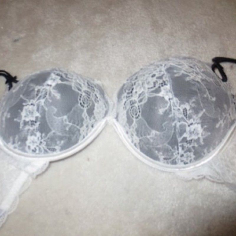 WORN LACE VICTORIAS VICTORIAS SECRET BRA