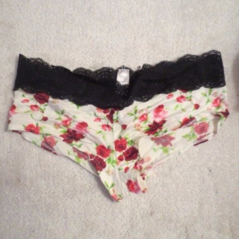 WHITE PANTIES WITH FLOWERS BLACK LACE