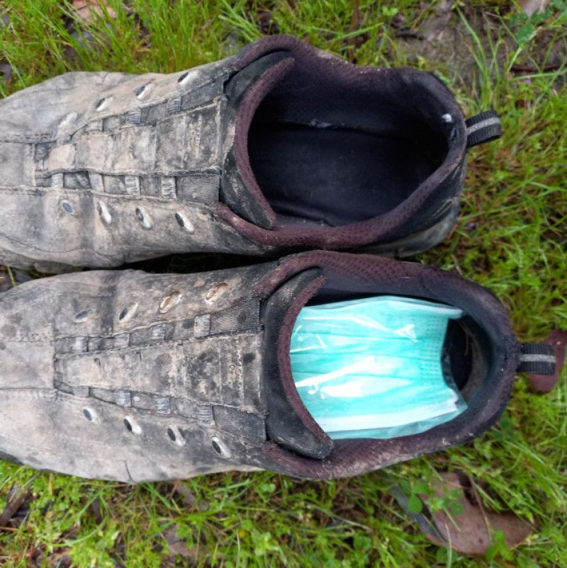 Medical mask worn in shoe barefoot