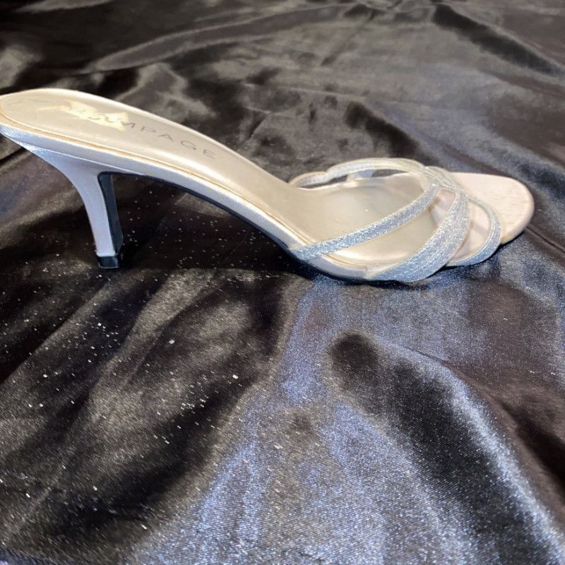 Vintage Y2K size 8 silver glitter kitten heel