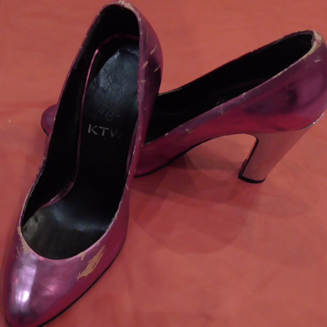 ELEGANT FUCHSIA SHOES WITH VERY WORN AND SMELLING HEELS