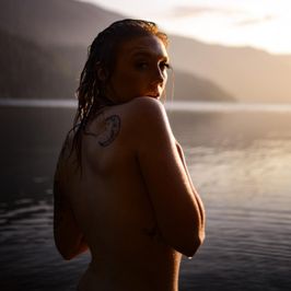 VIOLET COX: SUNSET SKINNY DIP PHOTOSET