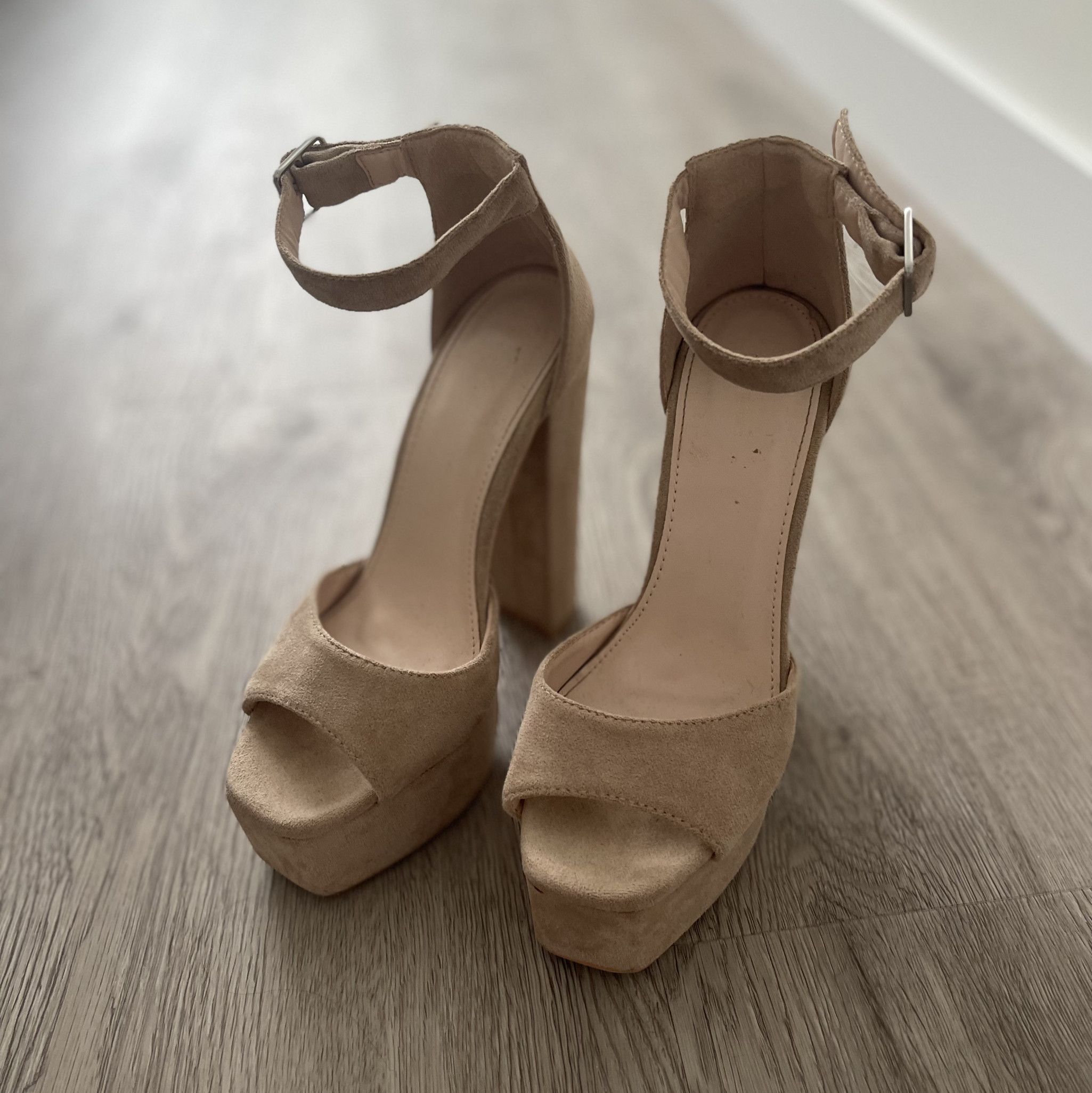 BEIGE HIGH HEELS