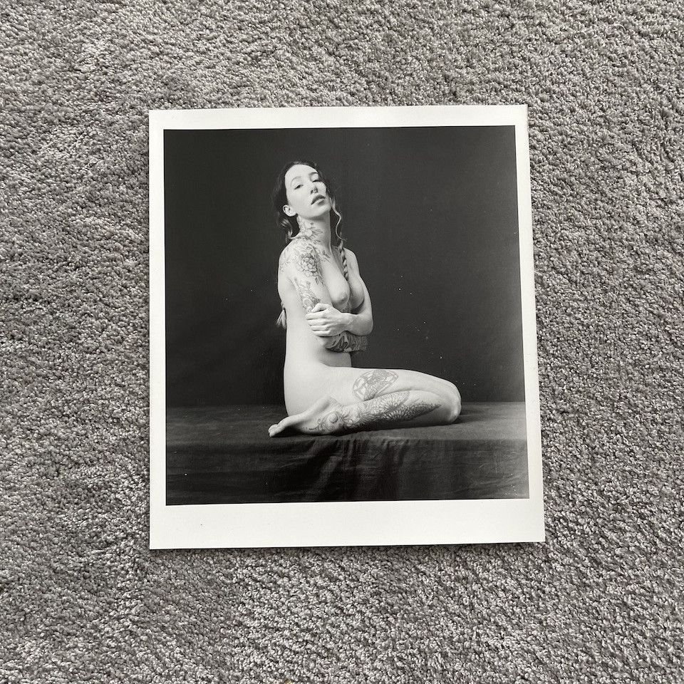 PHOTO PRINT NUDE SITTING