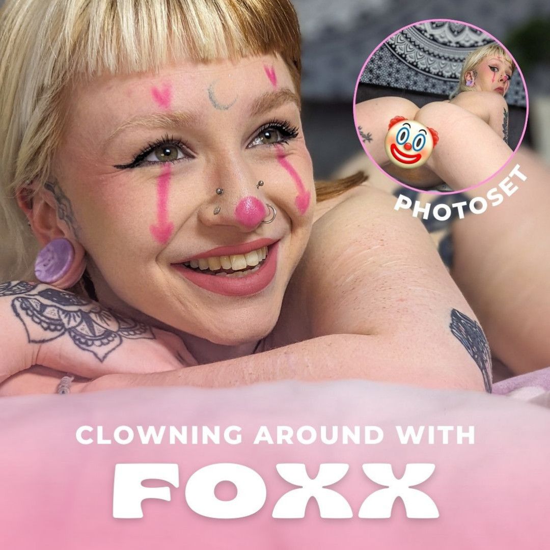 EXPLICIT PHOTOSET Clowning Around With Foxx