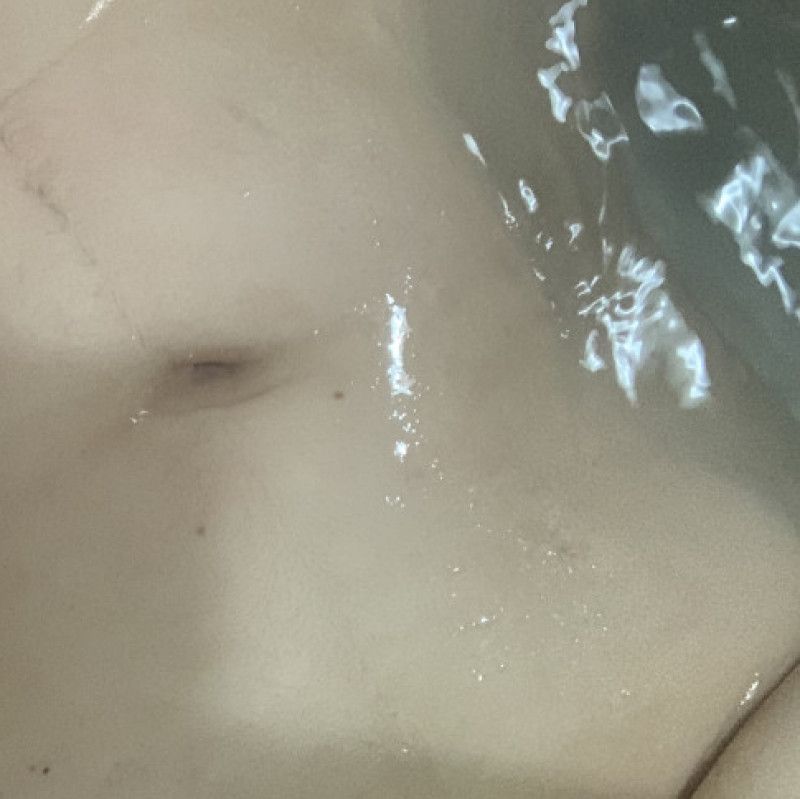 Bellybutton bathtub photo set