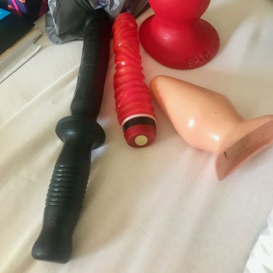 Red vibrator blk dildo or buttplug